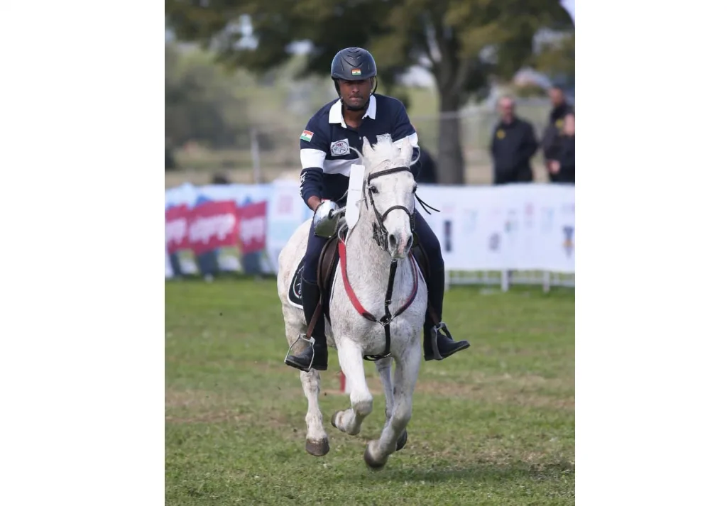 Yelloor youth brilliant performance in tent pegging competition