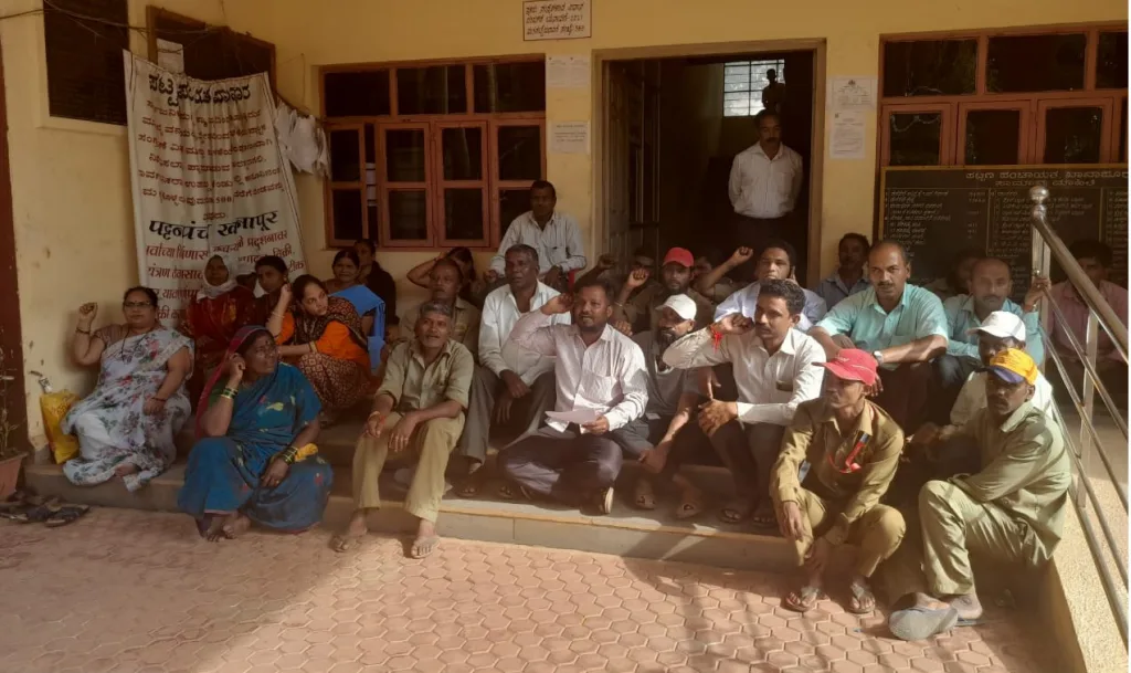 थकीत वेतनासाठी सफाई कामगारांचे आंदोलन Agitation of sweepers for arrears of wages