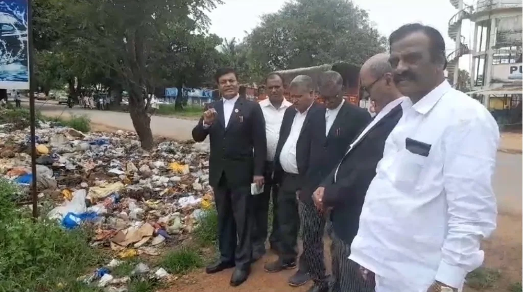 बेळगाव-खानापूर रस्त्यावरील कचरा हटवा Remove garbage from Belgaum-Khanapur road