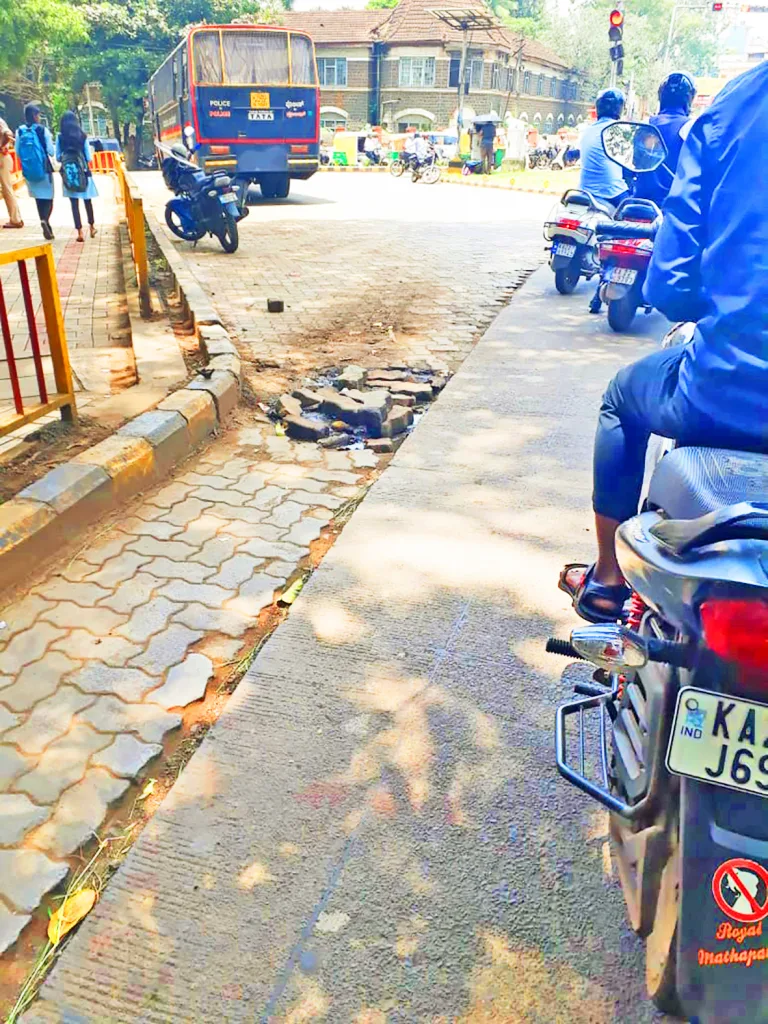 चन्नम्मा चौकातील धोकादायक खड्डा बुजविण्याची मागणी Demand to fill the dangerous pothole in Channamma Chowk