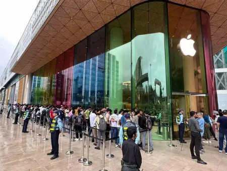 आयफोन-15 आवृत्तीची विक्री सुरु iPhone 15 version goes on sale