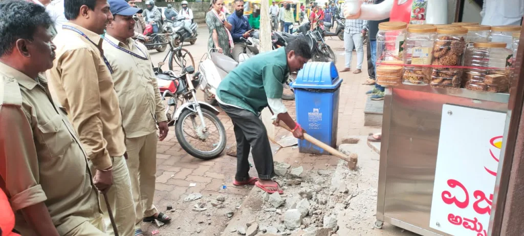 मध्यवर्ती बसस्थानक परिसरातील अतिक्रमणे हटविली Encroachments in the central bus stand area were removed