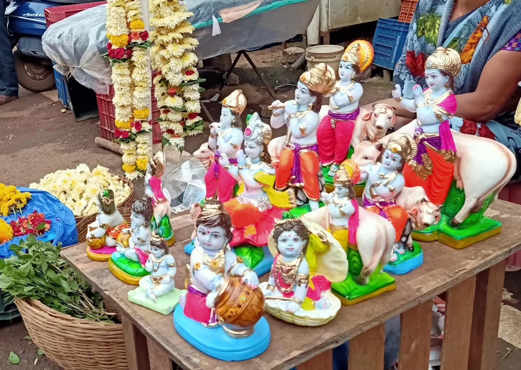 गोकुळाष्टमीच्या पार्श्वभूमीवर बाजारात खरेदी Shopping in the market on the occasion of Gokulashtami