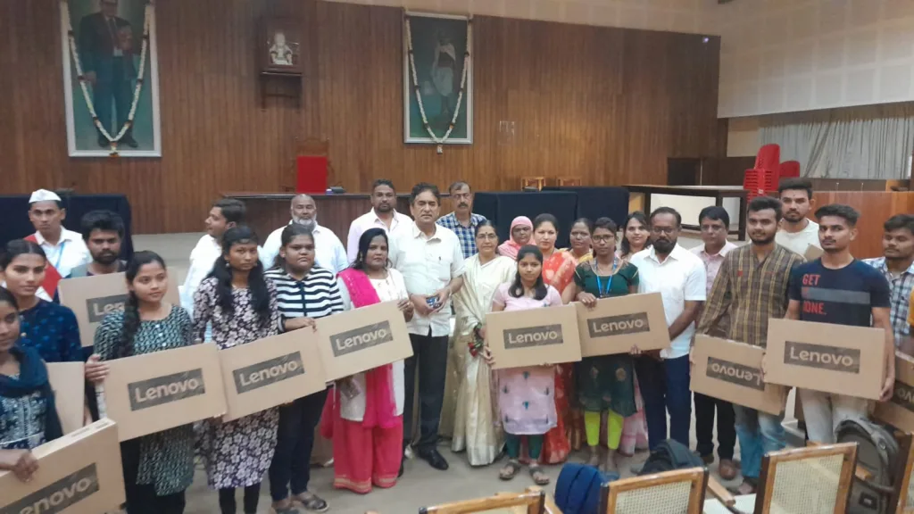 Distribution of laptops to students on behalf of the Municipality