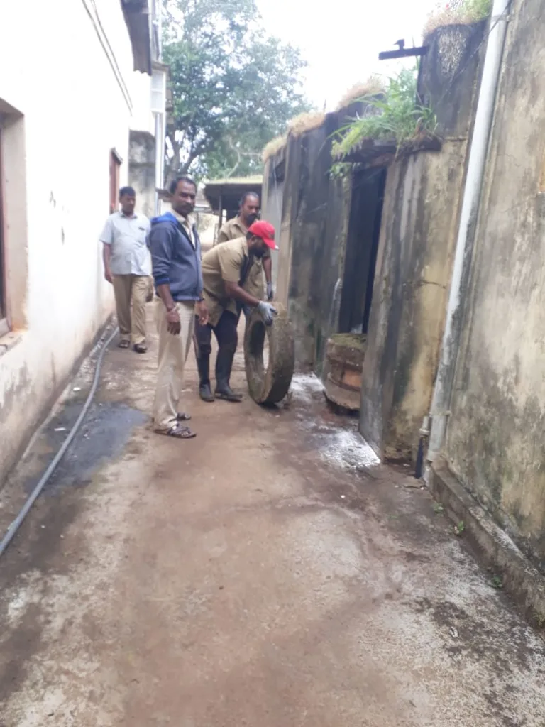 जुन्या मनपा परिसराची अखेर स्वच्छता Final cleaning of the old municipal area