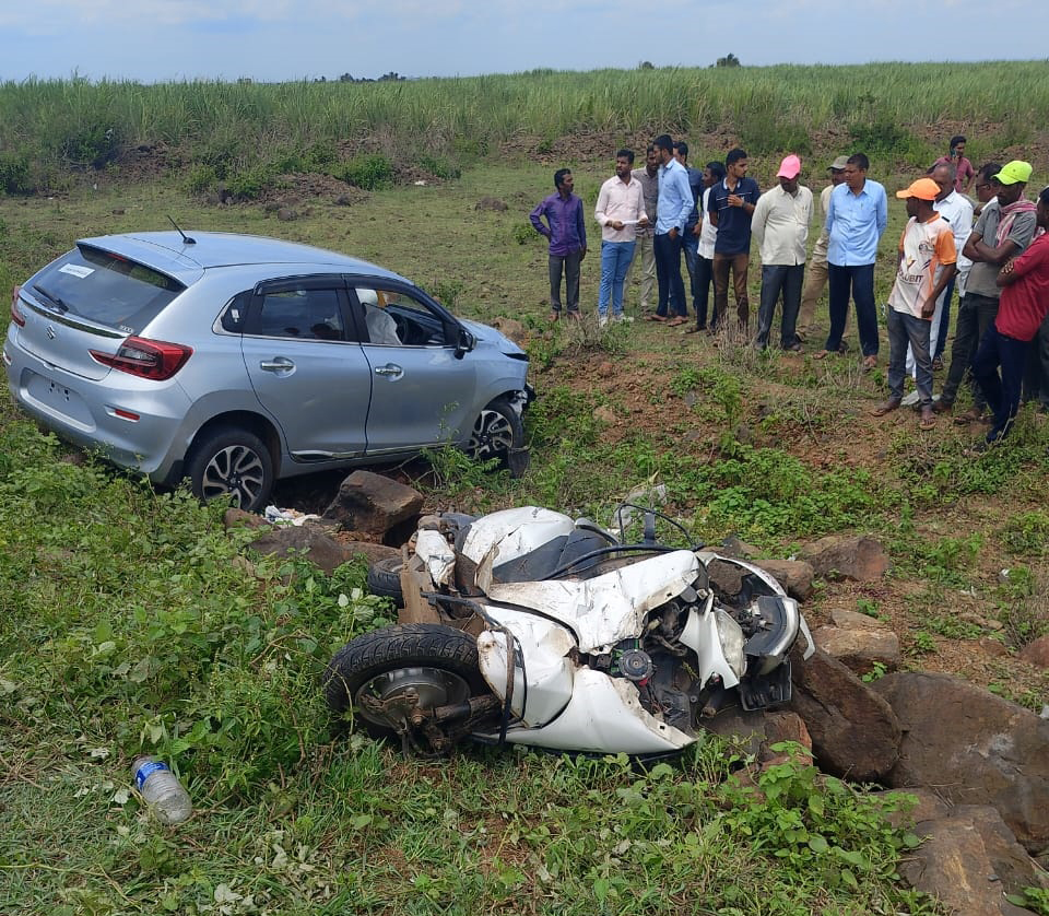 कार-दुचाकी अपघातात भाऊ-बहीण ठार Brother and sister killed in car-bicycle accident