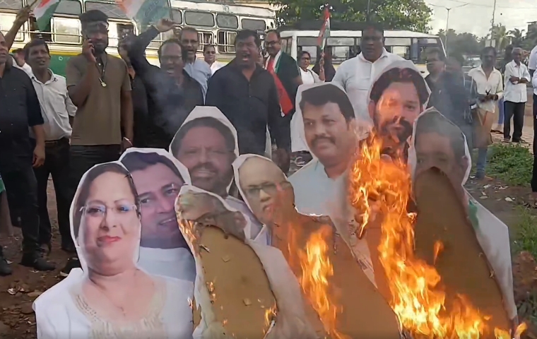 Effigies of eight MLAs burnt by Congress in Margao