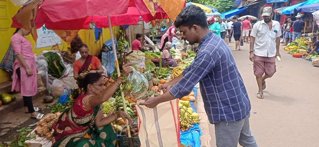 पेडणे बाजारपेठ चतुर्थी सणासाठी सज्ज Pedne market ready for Chaturthi festival