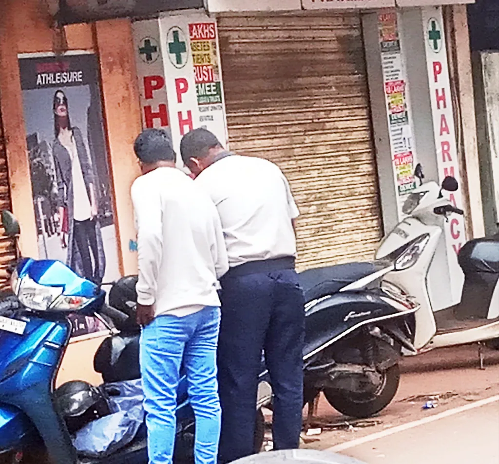 चतुर्थीच्या खरेदीच्या धामधुमीत भाविकांना दंडाचा फटका Devotees hit with fines in Chaturthi shopping frenzy