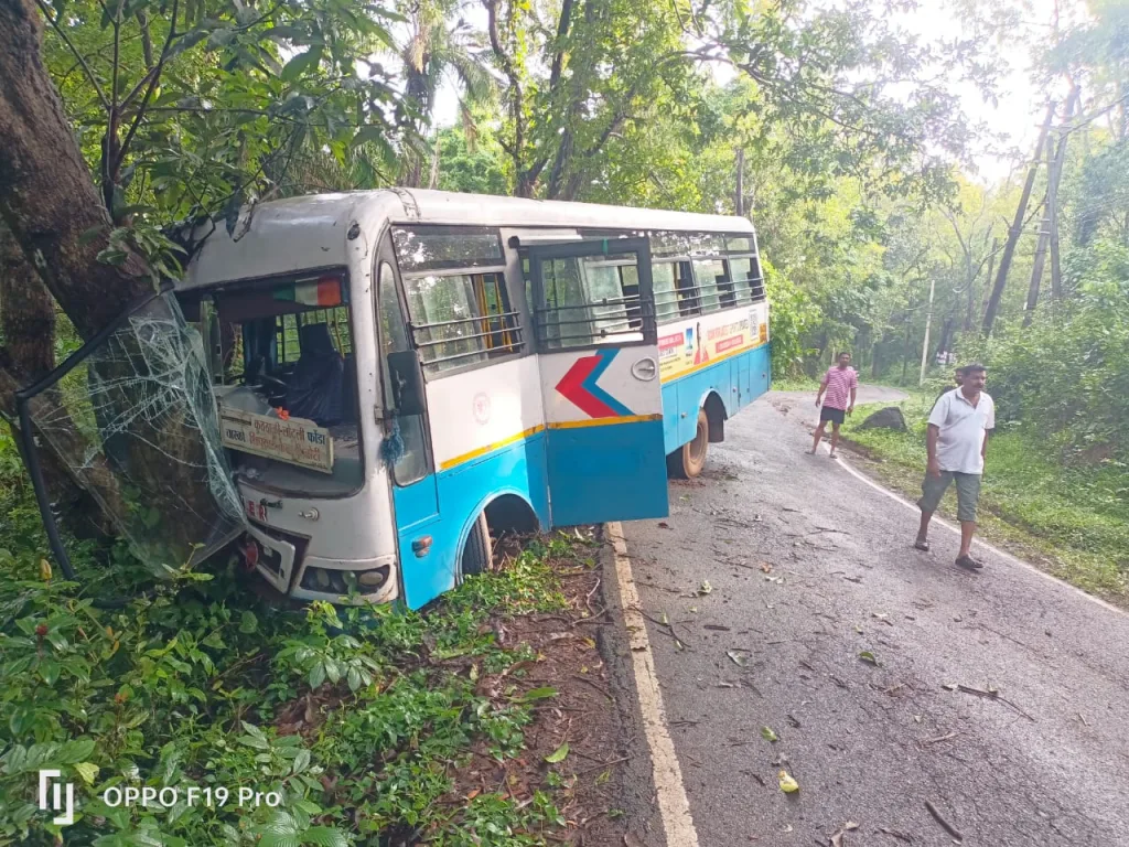 Kadamba bus accident in Shirodia; 10 injured
