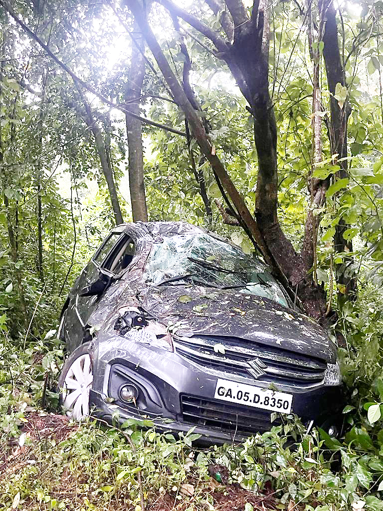 Cars damaged in accidents at Kone-Priole and Kurti