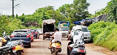 Harmal Junswada Unruly parking obstructs traffic