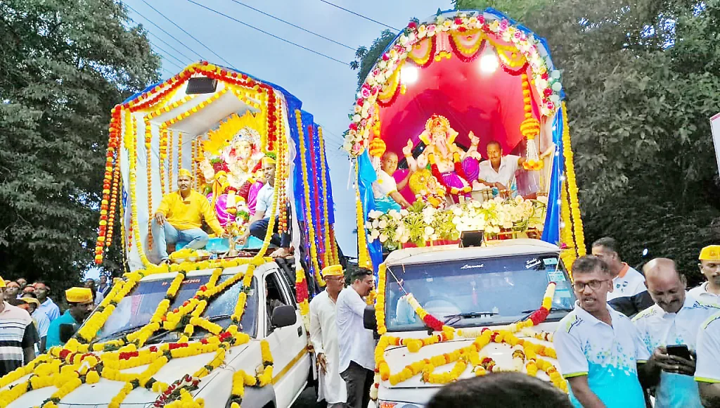 भर पावसात वाळपई पोलीस, प्रशिक्षण केंद्राच्या गणेश बाप्पाला थाटात निरोप Valpai police send a farewell to Ganesh Bappa of the training center in full rain