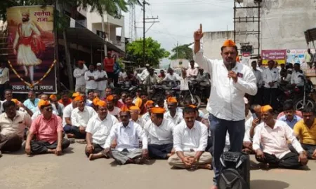 कसबा बीड येथे सकल मराठा समाजाकडून जालना आंदोलकांवर झालेल्या लाठीहल्ल्याच्या निषेध Kasba Beed