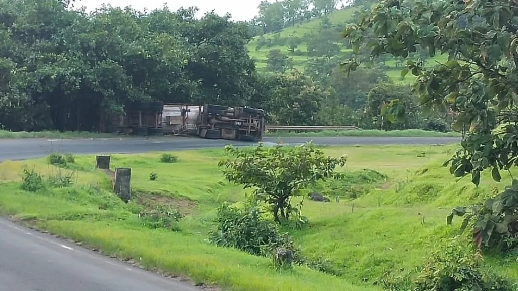 Gas tanker overturned at Shahuwadi Jujewadi khind
