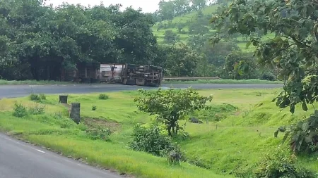 Gas tanker overturned at Shahuwadi Jujewadi khind