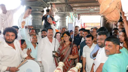 udayanraje bhosale gifted sword pankaja mundebjp