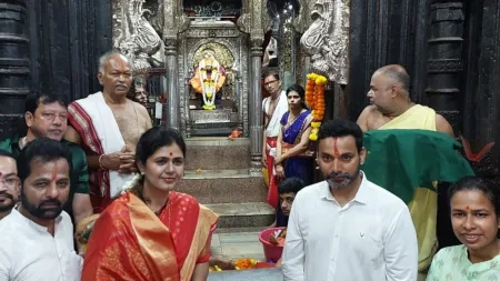 BJP leader Pankaja Munde Ambabai darshan kolhapur shivshakti parikrama