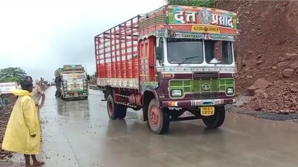 Parshuram Ghat : परशुराम घाटात दरड कोसळली , एकेरी वाहतूक सुरु parshuram ghat chiplun landscape chiplun rain update