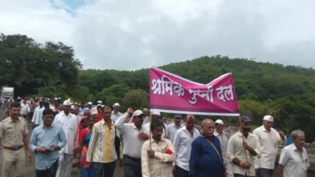 Damaged farmers protest at Azra Forest Department office