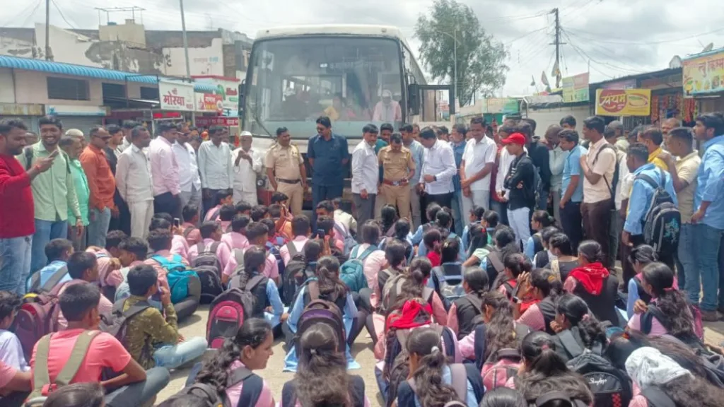 Students protested in Manerajuri protested by blocking the bus