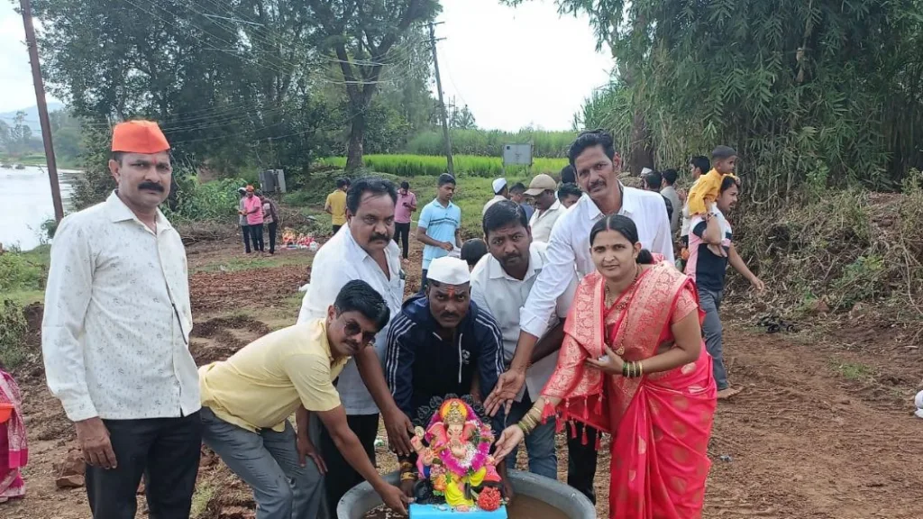 करवीर पश्चिम भागात पर्यावरण पूरक गणेश मूर्ती विसर्जन Environmentally friendly Ganeshamurti visarjan in Karveer West