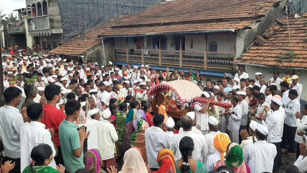 Savarde Dumala : ‘एक गाव एक गणपती’, 29 वर्षाची परंपरा, बाप्पाच्या निरोपाला संपूर्ण गाव एकवटलं Savarde Dumala One Village One Ganeshmurti visarjan 29 year old tradition