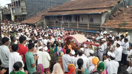 Savarde Dumala : ‘एक गाव एक गणपती’, 29 वर्षाची परंपरा, बाप्पाच्या निरोपाला संपूर्ण गाव एकवटलं Savarde Dumala One Village One Ganeshmurti visarjan 29 year old tradition