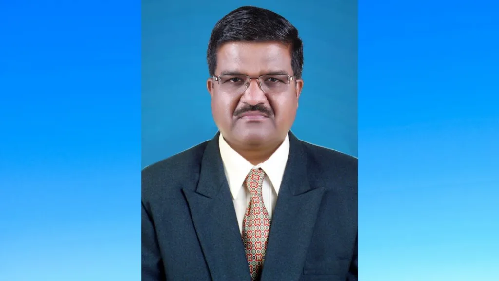 Sangli : कडेगाव येथील एक्झिक्युटिव्ह अधिकऱ्यांची दिल्लीत बाजी Executive Officers mahadev aadsul from Kadegaon in Sangli