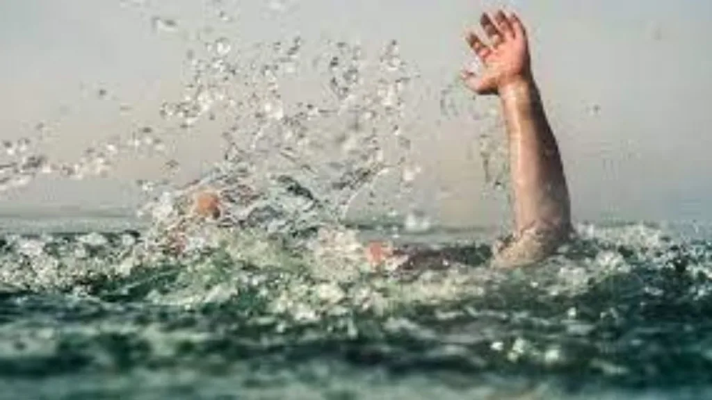 Ganeshmurti visarjan ratnagiri young man Raipatan swept river