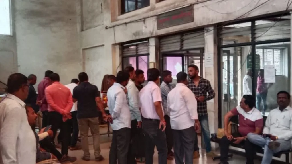 Kolhapur : अखेर प्रशासनाने घेतला शेतकरी संघाच्या जागेचा ताबा Navratri celebrations Shetkari Sangh building took over kolhapur