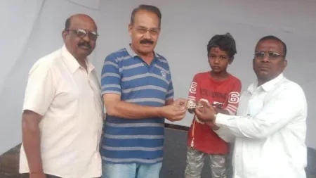 गणेशाचा विसरलेला चांदीचा मुकूट केला मुर्तीकार अन् मनपा कर्मचाऱ्याने परत ganeshmurti Forgotten silver crown returned by idolater