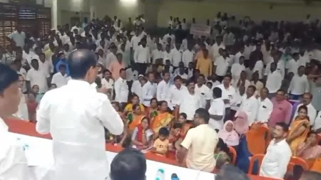 सांगली: प्राथमिक शिक्षक बँकेच्या सभेत अंडी फेक, अंडी फिरकवणाऱ्यांना दिला चोप Sangli primary teachers bank meeting Throwing eggs