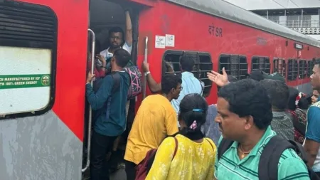 Chakarmani returning railway station and there was a huge crowd