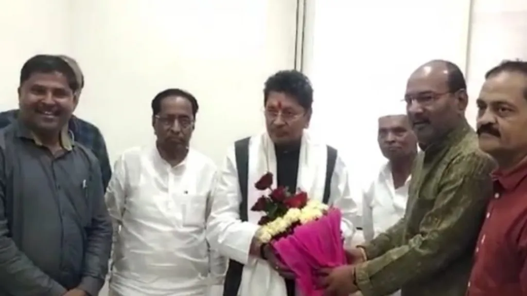 लोकसभेबाबत शिंदे गटाची भूमिका अद्याप गुलदस्त्यात ! केसरकरांच्या विधानावरून चर्चेला उधान Deepak Kesarkar explained Shinde group Lok Sabha decision