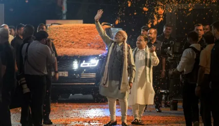 भाजप मुख्यालयात पंतप्रधानांवर पुष्पवृष्टी Flowers showered on Prime Minister at BJP headquarters