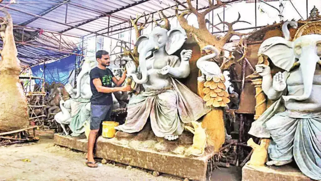 खंडित वीजपुरवठ्यामुळे गणेशमूर्ती रंगकामात व्यत्यय Ganesha idol painting interrupted due to interrupted power supply