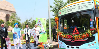 देशात पहिली ग्रीन हायड्रोजन फ्युएल सेल बस रस्त्यावर Country's first green hydrogen fuel cell bus on road
