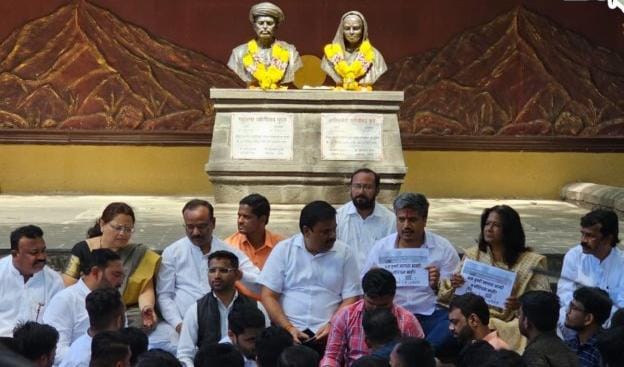 कंत्राटी भरतीविरोधात रोहित पवार यांचे लाक्षणिक उपोषण