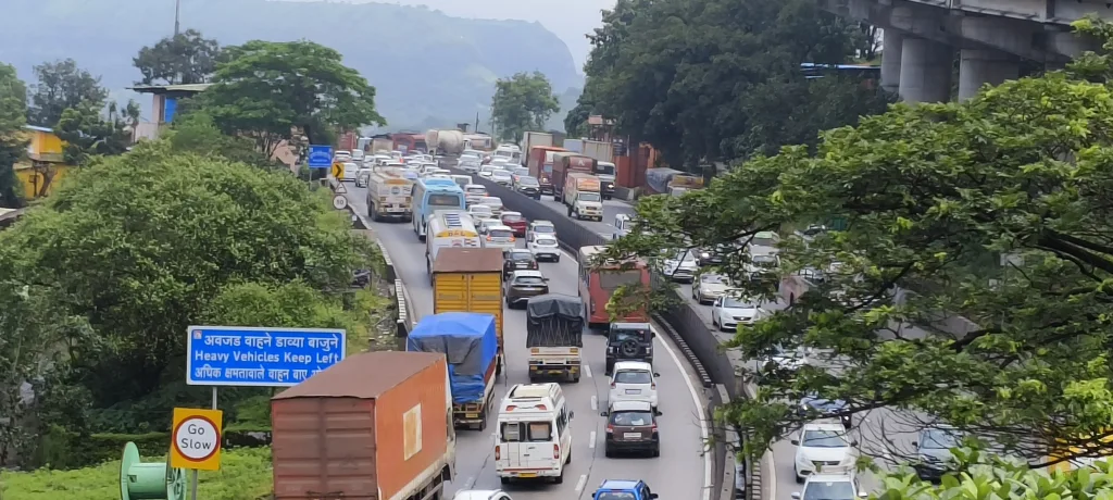 मुंबई-पुणे एक्स्प्रेस वेवर वाहनांचा वेग मंदावला