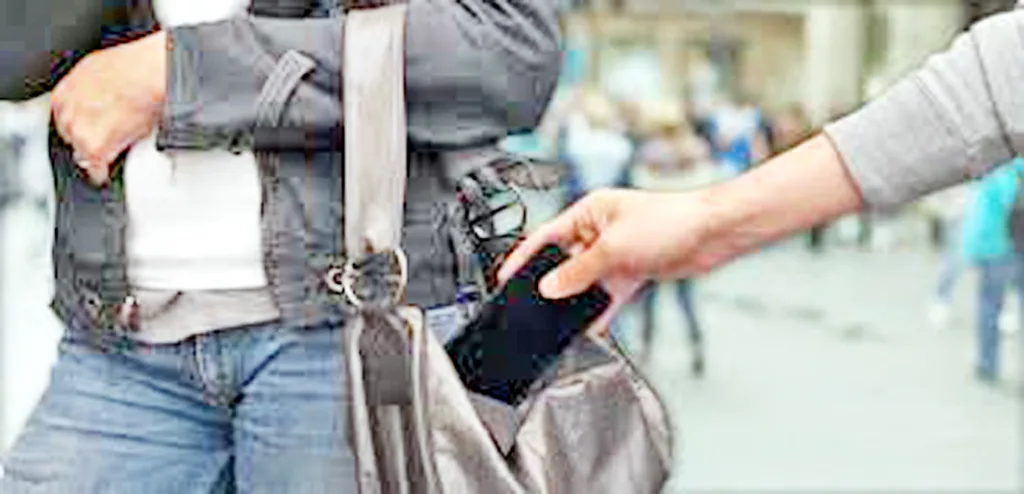 मोबाईल चोरट्यांचा बाजारपेठेत ‘मोरयाऽऽ’ 'Morya' in the market of mobile thieves