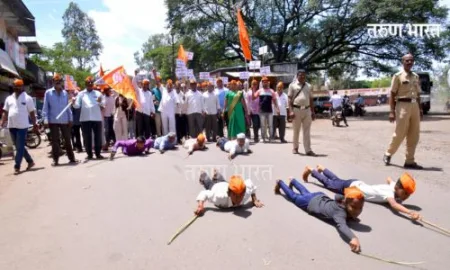 रणरणत्या उन्हात मराठा आरक्षणासाठी दंडवत; नामदेव भराडे यांचे अनोखे आंदोलन