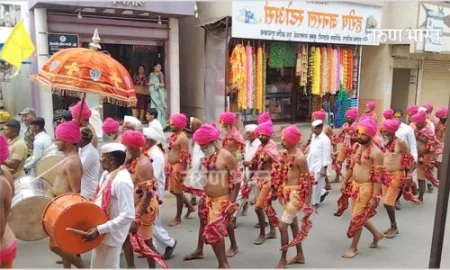 आरक्षणाच्या मागणीसाठी धनगर समाज आक्रमक! आपल्या मेंढ्या आणि घोड्यांसह पुणे- सातारा महामार्ग अडवला Satara Dhangar reservation Pune-Satara highway Blocked