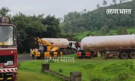 12 तासानंतर पलटी झालेला गॅस टँकर काढण्यात प्रशासनाला यश Ratnagiri- Kolhapur