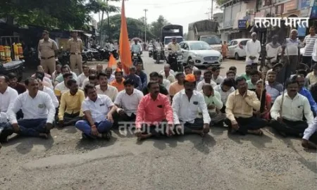 Kolhapur : पट्टणकोडोलीत मराठा समाजाच्या वतीने काळे झेंडे दाखवून जाहीर निषेध Pattana kodoli
