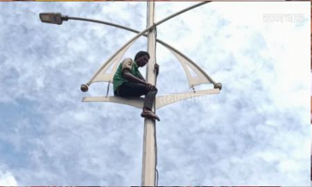 35 फूट खांबावर चढला तरुण! नागरिकांची उडाली भंबेरी..कोल्हापूर रेल्वे स्थानक समोरील घटना Kolhapur railway station