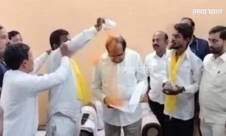 Breaking : सोलापुरात विखे -पाटलांवर घनगर आरक्षण आंदोलकांकडून टाकला भंडारा! आंदोलकांना भाजप शहराध्यक्षांकडून मारहाण SolapurVikhe-PatIl dhangar reservation