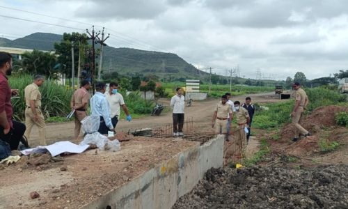 महामार्गावर आढळला अर्धवट जळालेला मृतदेह A half-burnt body on the highway