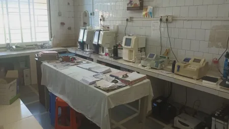 दोन वजनदार मंत्री असतानाही ब्लड बँक कर्मचाऱ्यांच्या शोधात !