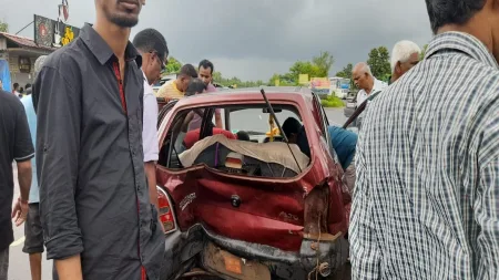 इन्सुली खामदेव नाका येथे कारची दुसऱ्या कारला धडक